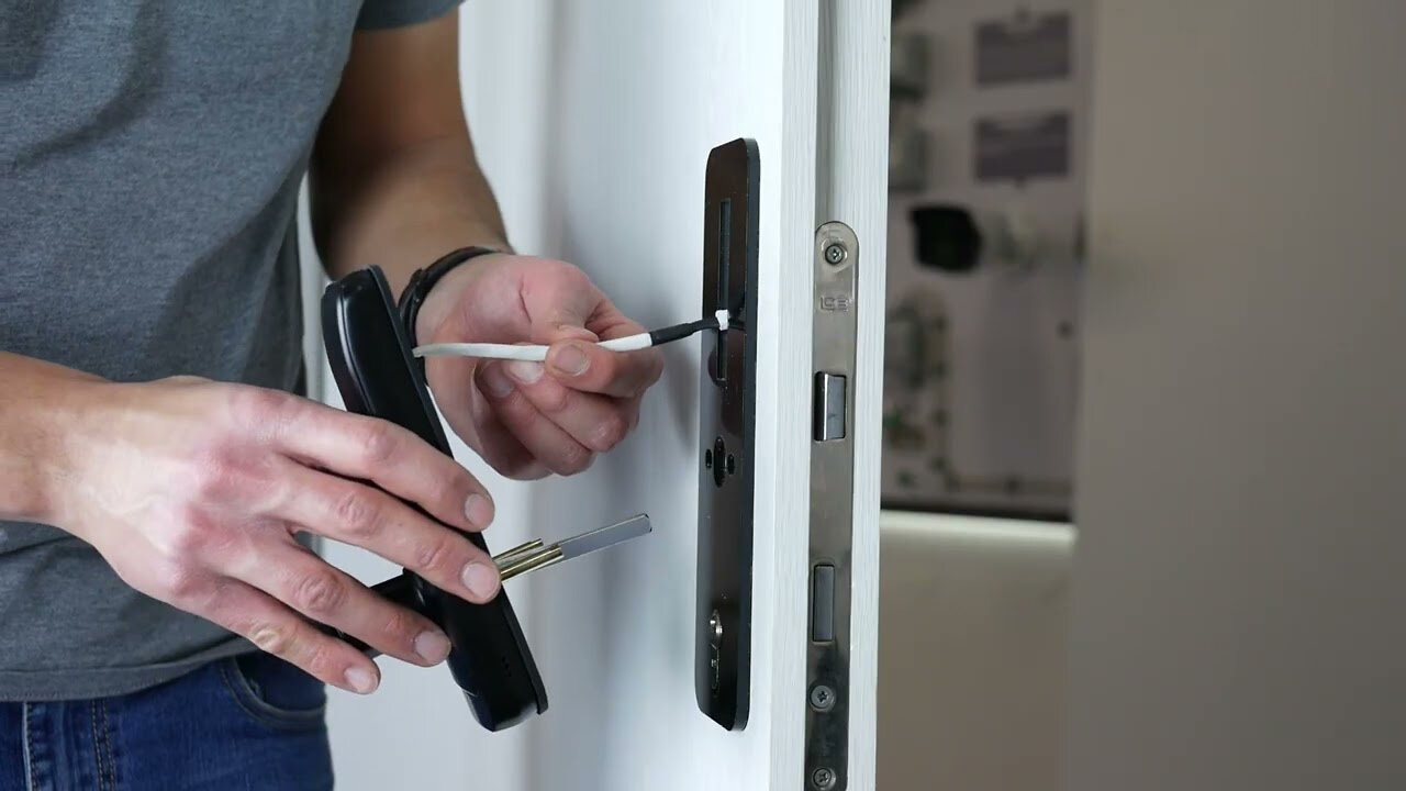 Klamka z kontrolerem dostępu EURA ELH-01H4 - czarna, szyfrator, czytnik Mifare 13,56 MHz, czytnik biometryczny, IP55, App TTLock/ TTHotel - obrazek 6